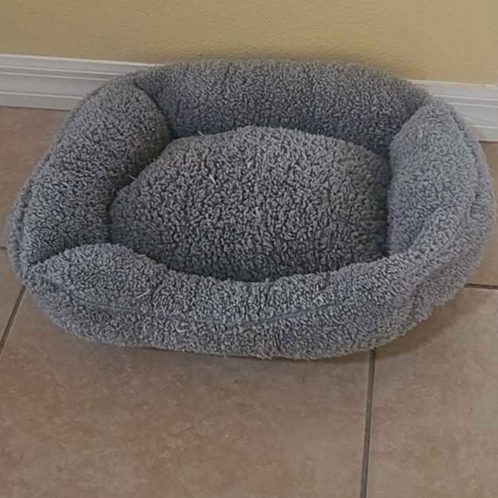 Pet Bed Cat Or Small Dog Its Gray And Freshly Laundered & Sanatized Only Used 2X